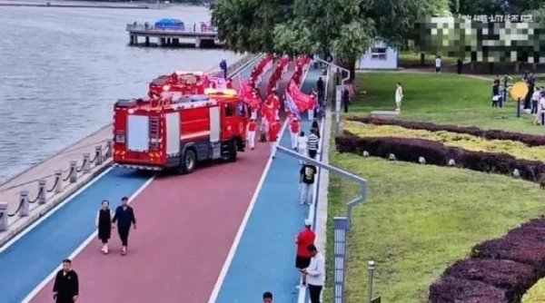 配资平台 暴走团阻碍救援车你怎么看 路权之争引争议